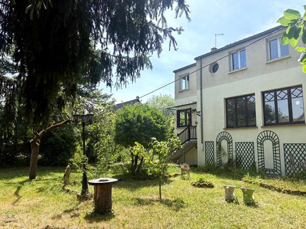 Charmante maison de 150m² environ avec son grand terrain paysagé.