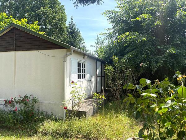 Charmante maison de 150m² environ avec son grand terrain paysagé.