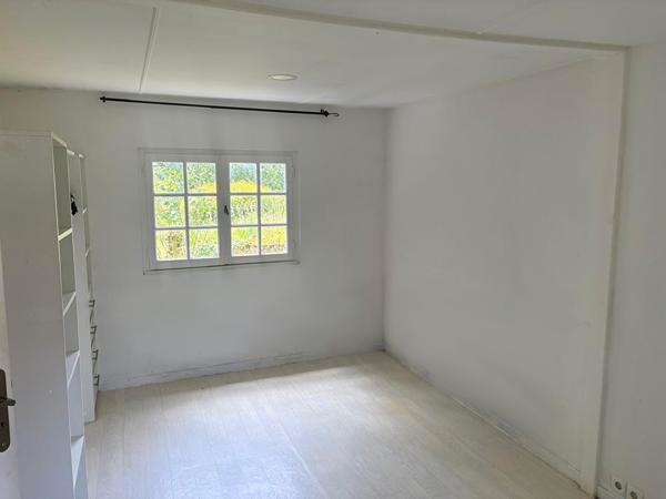 Charmante maison de 150m² environ avec son grand terrain paysagé.