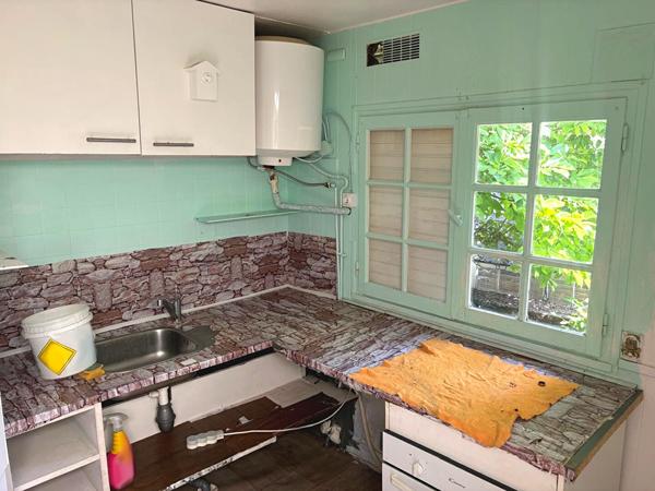 Charmante maison de 150m² environ avec son grand terrain paysagé.