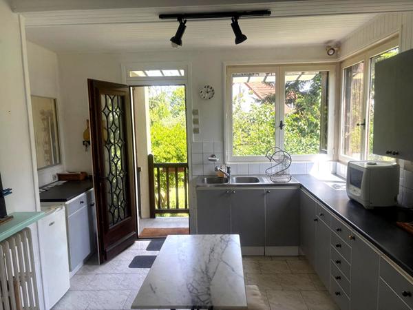 Charmante maison de 150m² environ avec son grand terrain paysagé.