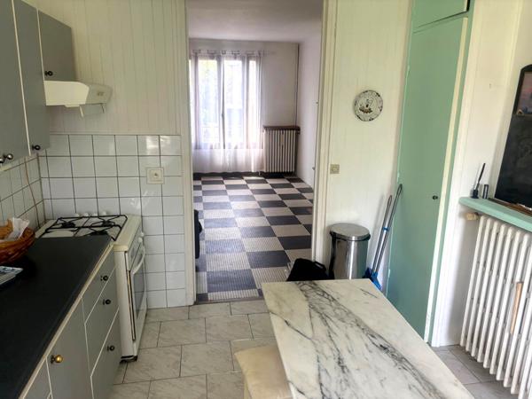 Charmante maison de 150m² environ avec son grand terrain paysagé.