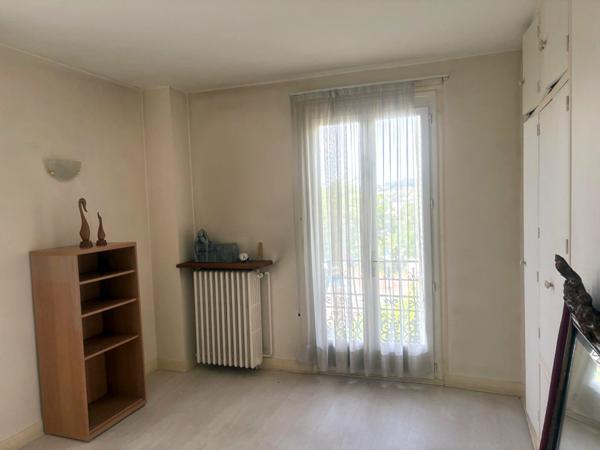 Charmante maison de 150m² environ avec son grand terrain paysagé.