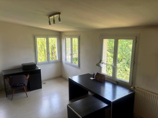 Charmante maison de 150m² environ avec son grand terrain paysagé.