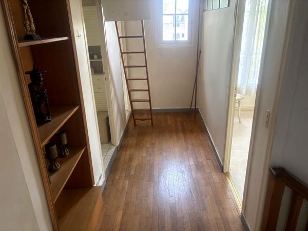 Charmante maison de 150m² environ avec son grand terrain paysagé.