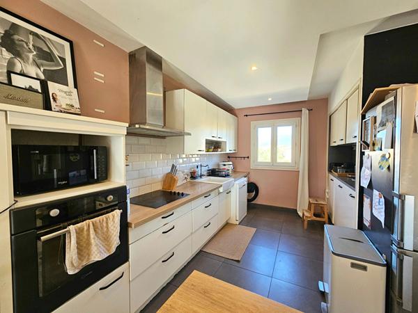 Appartement en haut de villa de type 4 avec terrasse La Crau au calme