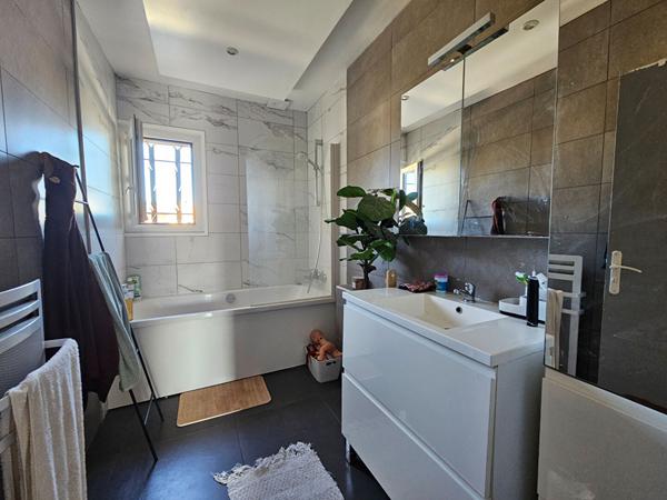 Appartement en haut de villa de type 4 avec terrasse La Crau au calme