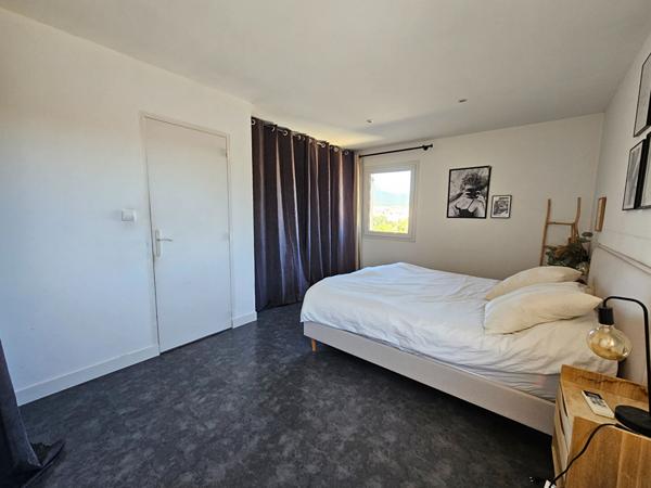 Appartement en haut de villa de type 4 avec terrasse La Crau au calme