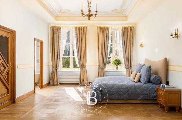 Le Vésinet, Hôtel particulier 8 Chambres -  1 769 m² à vendre