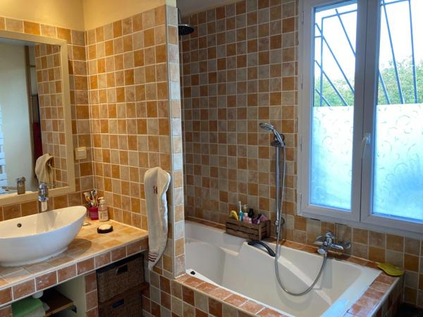 MAISON COEUR DE VILLE TROIS CHAMBRES SUR UN TERRAIN DE 1600 M²