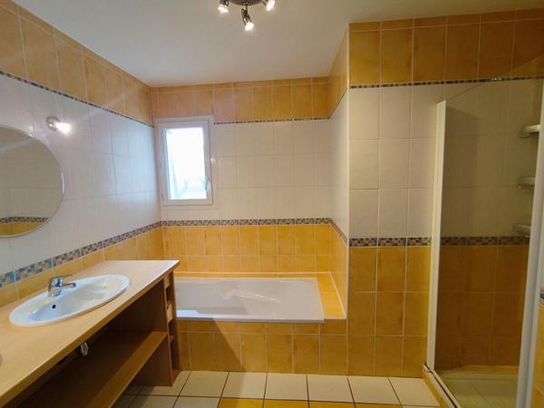 Maison de plain pied 5 pièces 111 m2 - garage et piscine