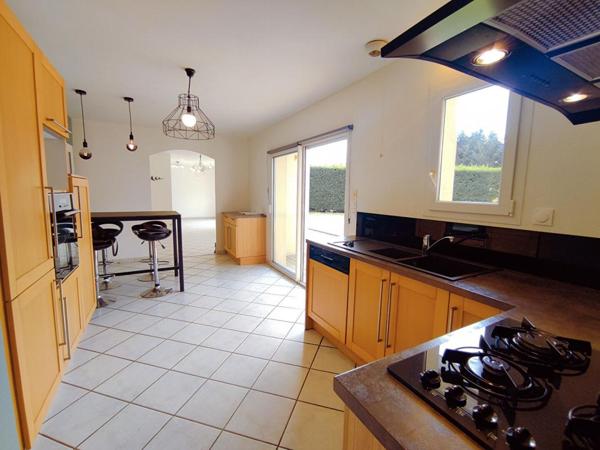 Maison de plain pied 5 pièces 111 m2 - garage et piscine