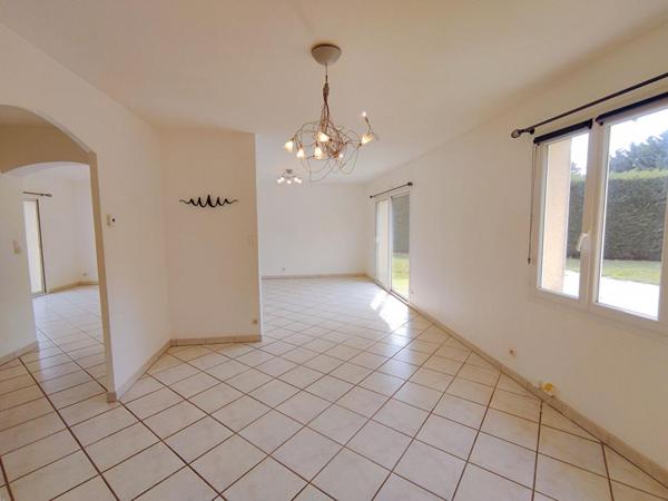 Maison de plain pied 5 pièces 111 m2 - garage et piscine