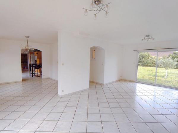 Maison de plain pied 5 pièces 111 m2 - garage et piscine