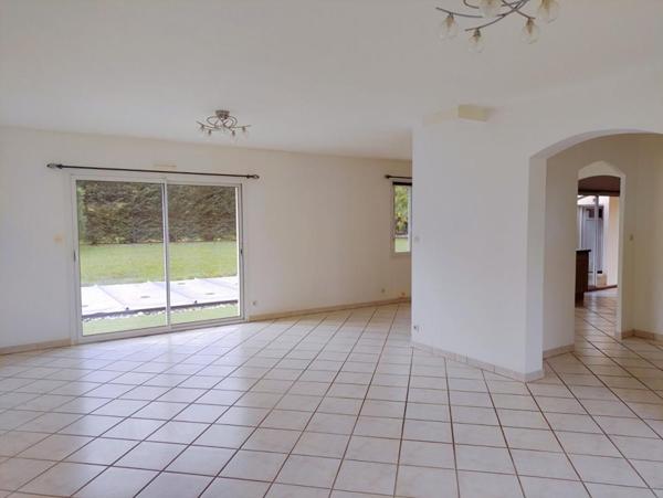 Maison de plain pied 5 pièces 111 m2 - garage et piscine