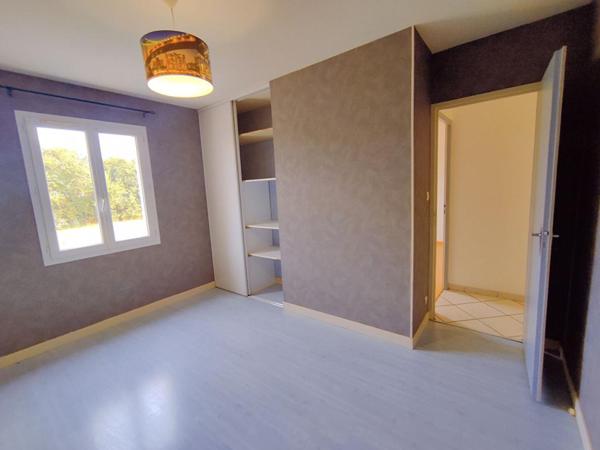 Maison de plain pied 5 pièces 111 m2 - garage et piscine