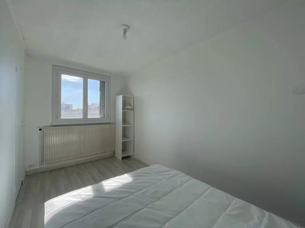 A LOUER - BRON – T4 traversant 63,52 m² - Balcon