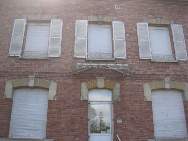 A LOUER CINQ BATIMENTS POUR BUREAUX DIVISIBLE PROCHE ST QUENTIN