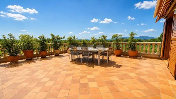 Vente                                                      Villa
                        
                     4 pièces                      126 m2                     à Fréjus