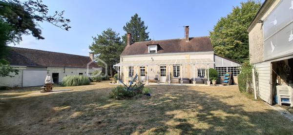 A la recherche d'un cadre de vie paisible, alliant confort et authenticité ? 
Découvrez cette propriété de charme, idéale pour les amoureux de la campagne, du calme à quelques minutes des commodités. Un bien rare à fort potentiel, à saisir sans tarder !

À vendre, authentique propriété de caractère à Saint-Martin-des-Bois, sur environ 5100 m² de terrain. 
Maison principale d'environ 115 m² avec salon et cheminée, salle à manger avec poêle, cuisine aménagée et équipée, véranda aménagée en buanderie, cuisine d'été et espace repas.
 À l'étage, grande mezzanine idéale comme espace détente ou salon, desservant deux belles chambres avec rangements sous rampants et une salle de bains avec WC. 
Deux granges d'environ 80 m² au sol, sur deux niveaux, offrant un fort potentiel pour projets selon vos envies. ateliers, stockage, gîtes ou activité artisanale,...  

Le +
Toitures très bon état
Pompe à chaleur, 
Menuiseries PVC double vitrage, 
Volets roulants électriques au rez-de-chaussée
2 granges 
2 caves
1 puits
1 grand terrain + parcelle de bois
Sentiers de randonnée à proximité immédiate
Commodités à 10 minutes

Un bien rare, alliant charme, performance et potentiel, à découvrir sans tarder