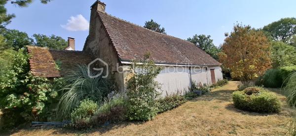 A la recherche d'un cadre de vie paisible, alliant confort et authenticité ? 
Découvrez cette propriété de charme, idéale pour les amoureux de la campagne, du calme à quelques minutes des commodités. Un bien rare à fort potentiel, à saisir sans tarder !

À vendre, authentique propriété de caractère à Saint-Martin-des-Bois, sur environ 5100 m² de terrain. 
Maison principale d'environ 115 m² avec salon et cheminée, salle à manger avec poêle, cuisine aménagée et équipée, véranda aménagée en buanderie, cuisine d'été et espace repas.
 À l'étage, grande mezzanine idéale comme espace détente ou salon, desservant deux belles chambres avec rangements sous rampants et une salle de bains avec WC. 
Deux granges d'environ 80 m² au sol, sur deux niveaux, offrant un fort potentiel pour projets selon vos envies. ateliers, stockage, gîtes ou activité artisanale,...  

Le +
Toitures très bon état
Pompe à chaleur, 
Menuiseries PVC double vitrage, 
Volets roulants électriques au rez-de-chaussée
2 granges 
2 caves
1 puits
1 grand terrain + parcelle de bois
Sentiers de randonnée à proximité immédiate
Commodités à 10 minutes

Un bien rare, alliant charme, performance et potentiel, à découvrir sans tarder