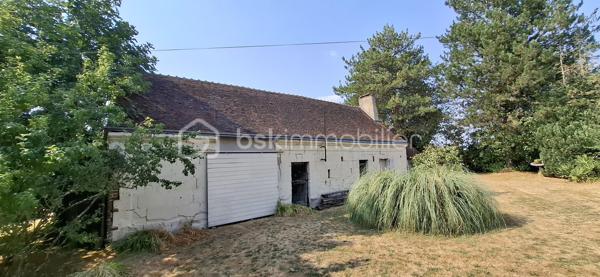 A la recherche d'un cadre de vie paisible, alliant confort et authenticité ? 
Découvrez cette propriété de charme, idéale pour les amoureux de la campagne, du calme à quelques minutes des commodités. Un bien rare à fort potentiel, à saisir sans tarder !

À vendre, authentique propriété de caractère à Saint-Martin-des-Bois, sur environ 5100 m² de terrain. 
Maison principale d'environ 115 m² avec salon et cheminée, salle à manger avec poêle, cuisine aménagée et équipée, véranda aménagée en buanderie, cuisine d'été et espace repas.
 À l'étage, grande mezzanine idéale comme espace détente ou salon, desservant deux belles chambres avec rangements sous rampants et une salle de bains avec WC. 
Deux granges d'environ 80 m² au sol, sur deux niveaux, offrant un fort potentiel pour projets selon vos envies. ateliers, stockage, gîtes ou activité artisanale,...  

Le +
Toitures très bon état
Pompe à chaleur, 
Menuiseries PVC double vitrage, 
Volets roulants électriques au rez-de-chaussée
2 granges 
2 caves
1 puits
1 grand terrain + parcelle de bois
Sentiers de randonnée à proximité immédiate
Commodités à 10 minutes

Un bien rare, alliant charme, performance et potentiel, à découvrir sans tarder