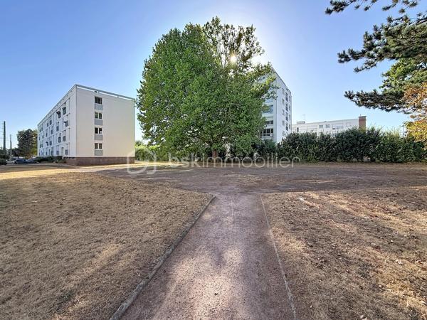 Nous vous proposons en EXCLUSIVITÉ cet appartement de 3 pièces situé sur le secteur Saint-Paul et de la rue de Bayeux, dans une résidence sécurisée, au troisième et dernier étage sans ascenseur, qui se compose d'une entrée, d'un grand séjour, d'une cuisine aménagée avec son cellier, de 2 belles chambres, d'une salle de bains, d'un WC et d'une cave. Le stationnement est libre dans la résidence. L'appartement est proche de toutes les commodités (commerces, transports et écoles) et à 15 minutes à pied de l'hyper centre de Caen et à 5 minutes de la future ligne de Tramway. Le plus pour cet appartement : l'isolation extérieure et le ravalement ont été votés donc à la charge des propriétaires actuels. Cet appartement est l'idéal pour un premier achat ou pour un investissement locatif, une visite s'impose.