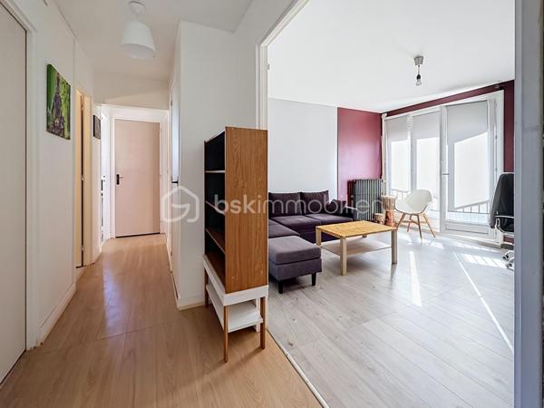 Nous vous proposons en EXCLUSIVITÉ cet appartement de 3 pièces situé sur le secteur Saint-Paul et de la rue de Bayeux, dans une résidence sécurisée, au troisième et dernier étage sans ascenseur, qui se compose d'une entrée, d'un grand séjour, d'une cuisine aménagée avec son cellier, de 2 belles chambres, d'une salle de bains, d'un WC et d'une cave. Le stationnement est libre dans la résidence. L'appartement est proche de toutes les commodités (commerces, transports et écoles) et à 15 minutes à pied de l'hyper centre de Caen et à 5 minutes de la future ligne de Tramway. Le plus pour cet appartement : l'isolation extérieure et le ravalement ont été votés donc à la charge des propriétaires actuels. Cet appartement est l'idéal pour un premier achat ou pour un investissement locatif, une visite s'impose.