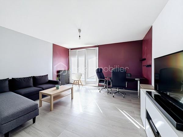Nous vous proposons en EXCLUSIVITÉ cet appartement de 3 pièces situé sur le secteur Saint-Paul et de la rue de Bayeux, dans une résidence sécurisée, au troisième et dernier étage sans ascenseur, qui se compose d'une entrée, d'un grand séjour, d'une cuisine aménagée avec son cellier, de 2 belles chambres, d'une salle de bains, d'un WC et d'une cave. Le stationnement est libre dans la résidence. L'appartement est proche de toutes les commodités (commerces, transports et écoles) et à 15 minutes à pied de l'hyper centre de Caen et à 5 minutes de la future ligne de Tramway. Le plus pour cet appartement : l'isolation extérieure et le ravalement ont été votés donc à la charge des propriétaires actuels. Cet appartement est l'idéal pour un premier achat ou pour un investissement locatif, une visite s'impose.