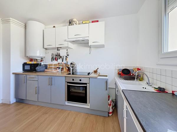 Nous vous proposons en EXCLUSIVITÉ cet appartement de 3 pièces situé sur le secteur Saint-Paul et de la rue de Bayeux, dans une résidence sécurisée, au troisième et dernier étage sans ascenseur, qui se compose d'une entrée, d'un grand séjour, d'une cuisine aménagée avec son cellier, de 2 belles chambres, d'une salle de bains, d'un WC et d'une cave. Le stationnement est libre dans la résidence. L'appartement est proche de toutes les commodités (commerces, transports et écoles) et à 15 minutes à pied de l'hyper centre de Caen et à 5 minutes de la future ligne de Tramway. Le plus pour cet appartement : l'isolation extérieure et le ravalement ont été votés donc à la charge des propriétaires actuels. Cet appartement est l'idéal pour un premier achat ou pour un investissement locatif, une visite s'impose.