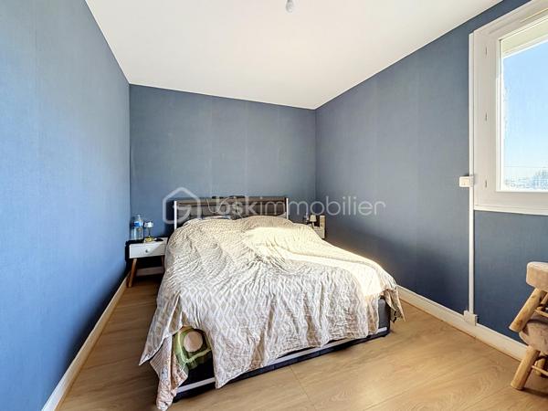 Nous vous proposons en EXCLUSIVITÉ cet appartement de 3 pièces situé sur le secteur Saint-Paul et de la rue de Bayeux, dans une résidence sécurisée, au troisième et dernier étage sans ascenseur, qui se compose d'une entrée, d'un grand séjour, d'une cuisine aménagée avec son cellier, de 2 belles chambres, d'une salle de bains, d'un WC et d'une cave. Le stationnement est libre dans la résidence. L'appartement est proche de toutes les commodités (commerces, transports et écoles) et à 15 minutes à pied de l'hyper centre de Caen et à 5 minutes de la future ligne de Tramway. Le plus pour cet appartement : l'isolation extérieure et le ravalement ont été votés donc à la charge des propriétaires actuels. Cet appartement est l'idéal pour un premier achat ou pour un investissement locatif, une visite s'impose.