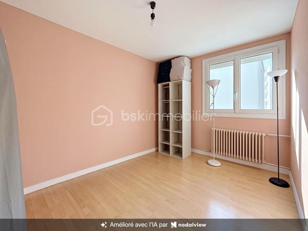 Nous vous proposons en EXCLUSIVITÉ cet appartement de 3 pièces situé sur le secteur Saint-Paul et de la rue de Bayeux, dans une résidence sécurisée, au troisième et dernier étage sans ascenseur, qui se compose d'une entrée, d'un grand séjour, d'une cuisine aménagée avec son cellier, de 2 belles chambres, d'une salle de bains, d'un WC et d'une cave. Le stationnement est libre dans la résidence. L'appartement est proche de toutes les commodités (commerces, transports et écoles) et à 15 minutes à pied de l'hyper centre de Caen et à 5 minutes de la future ligne de Tramway. Le plus pour cet appartement : l'isolation extérieure et le ravalement ont été votés donc à la charge des propriétaires actuels. Cet appartement est l'idéal pour un premier achat ou pour un investissement locatif, une visite s'impose.