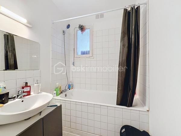 Nous vous proposons en EXCLUSIVITÉ cet appartement de 3 pièces situé sur le secteur Saint-Paul et de la rue de Bayeux, dans une résidence sécurisée, au troisième et dernier étage sans ascenseur, qui se compose d'une entrée, d'un grand séjour, d'une cuisine aménagée avec son cellier, de 2 belles chambres, d'une salle de bains, d'un WC et d'une cave. Le stationnement est libre dans la résidence. L'appartement est proche de toutes les commodités (commerces, transports et écoles) et à 15 minutes à pied de l'hyper centre de Caen et à 5 minutes de la future ligne de Tramway. Le plus pour cet appartement : l'isolation extérieure et le ravalement ont été votés donc à la charge des propriétaires actuels. Cet appartement est l'idéal pour un premier achat ou pour un investissement locatif, une visite s'impose.