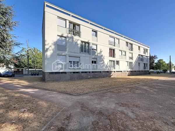 Nous vous proposons en EXCLUSIVITÉ cet appartement de 3 pièces situé sur le secteur Saint-Paul et de la rue de Bayeux, dans une résidence sécurisée, au troisième et dernier étage sans ascenseur, qui se compose d'une entrée, d'un grand séjour, d'une cuisine aménagée avec son cellier, de 2 belles chambres, d'une salle de bains, d'un WC et d'une cave. Le stationnement est libre dans la résidence. L'appartement est proche de toutes les commodités (commerces, transports et écoles) et à 15 minutes à pied de l'hyper centre de Caen et à 5 minutes de la future ligne de Tramway. Le plus pour cet appartement : l'isolation extérieure et le ravalement ont été votés donc à la charge des propriétaires actuels. Cet appartement est l'idéal pour un premier achat ou pour un investissement locatif, une visite s'impose.