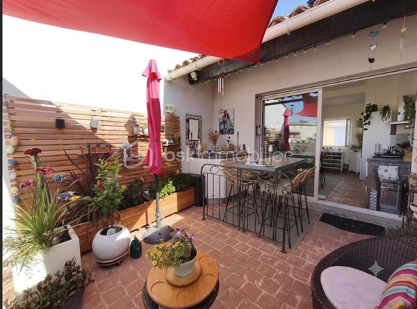 Valensole, au coeur du village et proche de toutes les commodités, à découvrir cette maison Type 3 de 120 m²  dotée d' une superbe vue ( expo sud )  et entièrement restaurée avec goût, celle ci sur trois niveau comprend un salon , 2 chambres , 2 salle de bains, 2wc , une buanderie , un atelier de 40 m²  une cuisine toute équipée qui donne sur la terrasse avec vue sur la région. Maison qui possède deux entrées et qui demande aucun travaux.