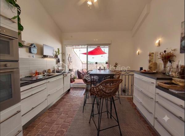 Valensole, au coeur du village et proche de toutes les commodités, à découvrir cette maison Type 3 de 120 m²  dotée d' une superbe vue ( expo sud )  et entièrement restaurée avec goût, celle ci sur trois niveau comprend un salon , 2 chambres , 2 salle de bains, 2wc , une buanderie , un atelier de 40 m²  une cuisine toute équipée qui donne sur la terrasse avec vue sur la région. Maison qui possède deux entrées et qui demande aucun travaux.