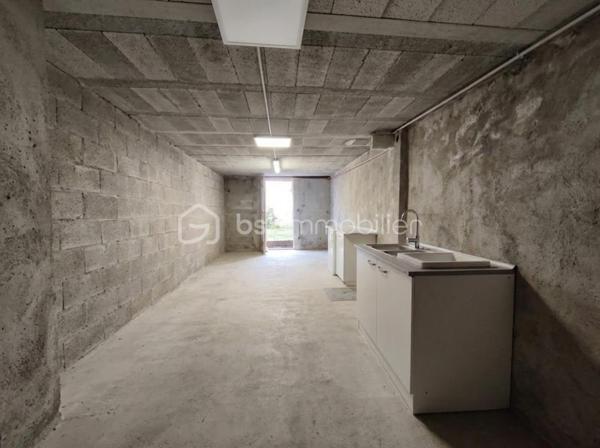Valensole, au coeur du village et proche de toutes les commodités, à découvrir cette maison Type 3 de 120 m²  dotée d' une superbe vue ( expo sud )  et entièrement restaurée avec goût, celle ci sur trois niveau comprend un salon , 2 chambres , 2 salle de bains, 2wc , une buanderie , un atelier de 40 m²  une cuisine toute équipée qui donne sur la terrasse avec vue sur la région. Maison qui possède deux entrées et qui demande aucun travaux.