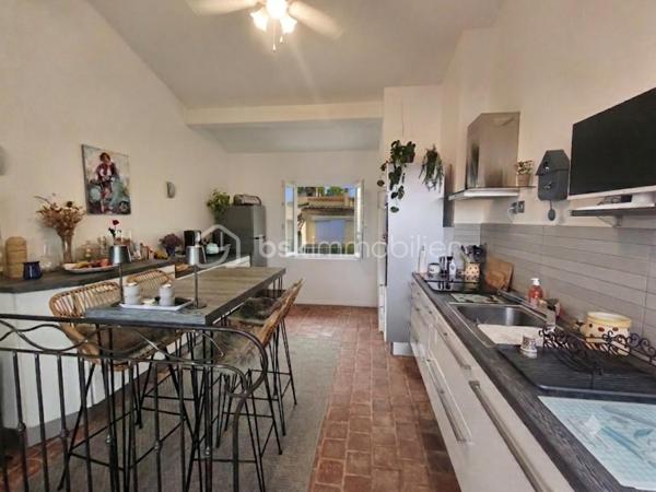 Valensole, au coeur du village et proche de toutes les commodités, à découvrir cette maison Type 3 de 120 m²  dotée d' une superbe vue ( expo sud )  et entièrement restaurée avec goût, celle ci sur trois niveau comprend un salon , 2 chambres , 2 salle de bains, 2wc , une buanderie , un atelier de 40 m²  une cuisine toute équipée qui donne sur la terrasse avec vue sur la région. Maison qui possède deux entrées et qui demande aucun travaux.