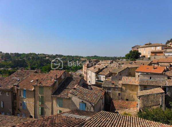 Valensole, au coeur du village et proche de toutes les commodités, à découvrir cette maison Type 3 de 120 m²  dotée d' une superbe vue ( expo sud )  et entièrement restaurée avec goût, celle ci sur trois niveau comprend un salon , 2 chambres , 2 salle de bains, 2wc , une buanderie , un atelier de 40 m²  une cuisine toute équipée qui donne sur la terrasse avec vue sur la région. Maison qui possède deux entrées et qui demande aucun travaux.