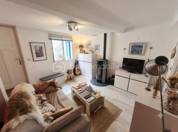Valensole, au coeur du village et proche de toutes les commodités, à découvrir cette maison Type 3 de 120 m²  dotée d' une superbe vue ( expo sud )  et entièrement restaurée avec goût, celle ci sur trois niveau comprend un salon , 2 chambres , 2 salle de bains, 2wc , une buanderie , un atelier de 40 m²  une cuisine toute équipée qui donne sur la terrasse avec vue sur la région. Maison qui possède deux entrées et qui demande aucun travaux.