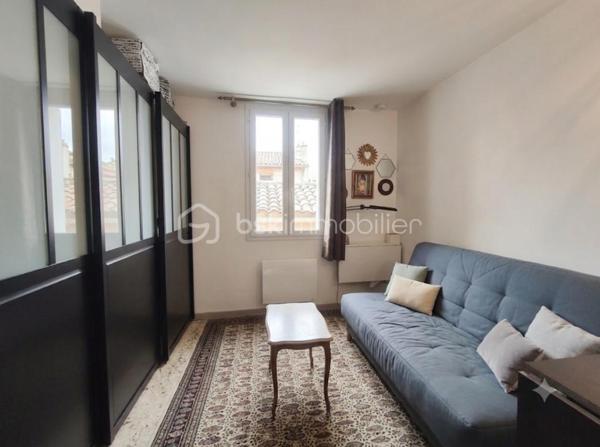 Valensole, au coeur du village et proche de toutes les commodités, à découvrir cette maison Type 3 de 120 m²  dotée d' une superbe vue ( expo sud )  et entièrement restaurée avec goût, celle ci sur trois niveau comprend un salon , 2 chambres , 2 salle de bains, 2wc , une buanderie , un atelier de 40 m²  une cuisine toute équipée qui donne sur la terrasse avec vue sur la région. Maison qui possède deux entrées et qui demande aucun travaux.