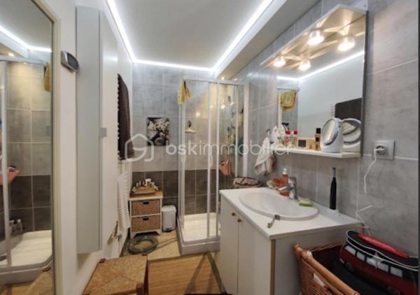 Valensole, au coeur du village et proche de toutes les commodités, à découvrir cette maison Type 3 de 120 m²  dotée d' une superbe vue ( expo sud )  et entièrement restaurée avec goût, celle ci sur trois niveau comprend un salon , 2 chambres , 2 salle de bains, 2wc , une buanderie , un atelier de 40 m²  une cuisine toute équipée qui donne sur la terrasse avec vue sur la région. Maison qui possède deux entrées et qui demande aucun travaux.