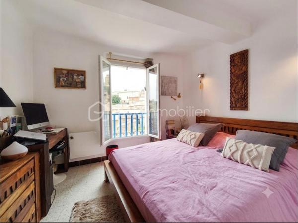 Valensole, au coeur du village et proche de toutes les commodités, à découvrir cette maison Type 3 de 120 m²  dotée d' une superbe vue ( expo sud )  et entièrement restaurée avec goût, celle ci sur trois niveau comprend un salon , 2 chambres , 2 salle de bains, 2wc , une buanderie , un atelier de 40 m²  une cuisine toute équipée qui donne sur la terrasse avec vue sur la région. Maison qui possède deux entrées et qui demande aucun travaux.