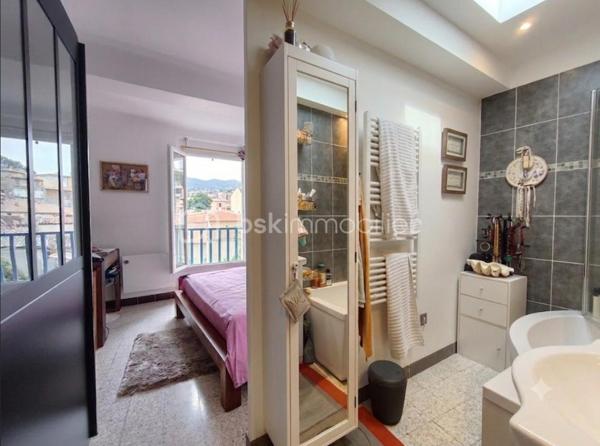Valensole, au coeur du village et proche de toutes les commodités, à découvrir cette maison Type 3 de 120 m²  dotée d' une superbe vue ( expo sud )  et entièrement restaurée avec goût, celle ci sur trois niveau comprend un salon , 2 chambres , 2 salle de bains, 2wc , une buanderie , un atelier de 40 m²  une cuisine toute équipée qui donne sur la terrasse avec vue sur la région. Maison qui possède deux entrées et qui demande aucun travaux.