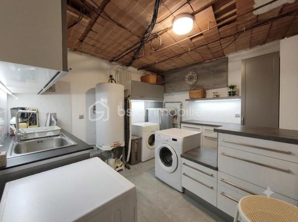 Valensole, au coeur du village et proche de toutes les commodités, à découvrir cette maison Type 3 de 120 m²  dotée d' une superbe vue ( expo sud )  et entièrement restaurée avec goût, celle ci sur trois niveau comprend un salon , 2 chambres , 2 salle de bains, 2wc , une buanderie , un atelier de 40 m²  une cuisine toute équipée qui donne sur la terrasse avec vue sur la région. Maison qui possède deux entrées et qui demande aucun travaux.