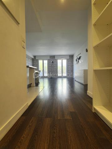 À Épinay-sur-Orge, venez découvrir ce très bel appartement de type F2 d'environ 48 m², situé en rez-de-chaussée et bénéficiant d'une agréable terrasse agrémentée de bambous.
Dès l'entrée, vous serez séduit par une belle pièce de vie d'environ 29 m², lumineuse et conviviale, avec sa cuisine ouverte, entièrement aménagée et équipée. Cet espace de vie offre un accès direct à la terrasse, également accessible depuis la chambre, véritable prolongement de l'appartement aux beaux jours.
L'espace nuit, bien séparé par une porte, se compose d'une chambre confortable, d'une salle d'eau et de WC indépendants. De nombreux placards intégrés viennent compléter les prestations de ce bien et offrent un espace de rangement appréciable.
Enfin, une place de parking en sous-sol complète cet appartement.
Un bien idéal pour un premier achat, un investissement locatif ou pour toute personne à la recherche d'un appartement fonctionnel, lumineux et proche des commodités.
***** VISITE POSSIBLE 7j/7 sur RDV jusqu'à 21h30 *****
Je réponds aux sms, mails ou appels jusque tard le soir