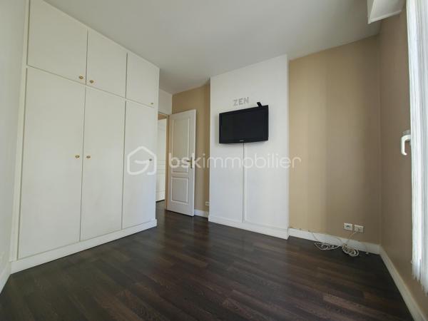 À Épinay-sur-Orge, venez découvrir ce très bel appartement de type F2 d'environ 48 m², situé en rez-de-chaussée et bénéficiant d'une agréable terrasse agrémentée de bambous.
Dès l'entrée, vous serez séduit par une belle pièce de vie d'environ 29 m², lumineuse et conviviale, avec sa cuisine ouverte, entièrement aménagée et équipée. Cet espace de vie offre un accès direct à la terrasse, également accessible depuis la chambre, véritable prolongement de l'appartement aux beaux jours.
L'espace nuit, bien séparé par une porte, se compose d'une chambre confortable, d'une salle d'eau et de WC indépendants. De nombreux placards intégrés viennent compléter les prestations de ce bien et offrent un espace de rangement appréciable.
Enfin, une place de parking en sous-sol complète cet appartement.
Un bien idéal pour un premier achat, un investissement locatif ou pour toute personne à la recherche d'un appartement fonctionnel, lumineux et proche des commodités.
***** VISITE POSSIBLE 7j/7 sur RDV jusqu'à 21h30 *****
Je réponds aux sms, mails ou appels jusque tard le soir