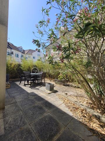 À Épinay-sur-Orge, venez découvrir ce très bel appartement de type F2 d'environ 48 m², situé en rez-de-chaussée et bénéficiant d'une agréable terrasse agrémentée de bambous.
Dès l'entrée, vous serez séduit par une belle pièce de vie d'environ 29 m², lumineuse et conviviale, avec sa cuisine ouverte, entièrement aménagée et équipée. Cet espace de vie offre un accès direct à la terrasse, également accessible depuis la chambre, véritable prolongement de l'appartement aux beaux jours.
L'espace nuit, bien séparé par une porte, se compose d'une chambre confortable, d'une salle d'eau et de WC indépendants. De nombreux placards intégrés viennent compléter les prestations de ce bien et offrent un espace de rangement appréciable.
Enfin, une place de parking en sous-sol complète cet appartement.
Un bien idéal pour un premier achat, un investissement locatif ou pour toute personne à la recherche d'un appartement fonctionnel, lumineux et proche des commodités.
***** VISITE POSSIBLE 7j/7 sur RDV jusqu'à 21h30 *****
Je réponds aux sms, mails ou appels jusque tard le soir