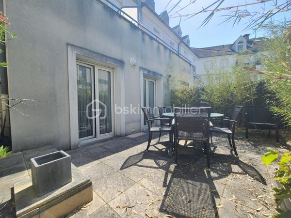 À Épinay-sur-Orge, venez découvrir ce très bel appartement de type F2 d'environ 48 m², situé en rez-de-chaussée et bénéficiant d'une agréable terrasse agrémentée de bambous.
Dès l'entrée, vous serez séduit par une belle pièce de vie d'environ 29 m², lumineuse et conviviale, avec sa cuisine ouverte, entièrement aménagée et équipée. Cet espace de vie offre un accès direct à la terrasse, également accessible depuis la chambre, véritable prolongement de l'appartement aux beaux jours.
L'espace nuit, bien séparé par une porte, se compose d'une chambre confortable, d'une salle d'eau et de WC indépendants. De nombreux placards intégrés viennent compléter les prestations de ce bien et offrent un espace de rangement appréciable.
Enfin, une place de parking en sous-sol complète cet appartement.
Un bien idéal pour un premier achat, un investissement locatif ou pour toute personne à la recherche d'un appartement fonctionnel, lumineux et proche des commodités.
***** VISITE POSSIBLE 7j/7 sur RDV jusqu'à 21h30 *****
Je réponds aux sms, mails ou appels jusque tard le soir