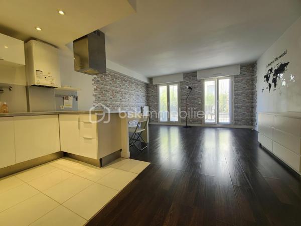 À Épinay-sur-Orge, venez découvrir ce très bel appartement de type F2 d'environ 48 m², situé en rez-de-chaussée et bénéficiant d'une agréable terrasse agrémentée de bambous.
Dès l'entrée, vous serez séduit par une belle pièce de vie d'environ 29 m², lumineuse et conviviale, avec sa cuisine ouverte, entièrement aménagée et équipée. Cet espace de vie offre un accès direct à la terrasse, également accessible depuis la chambre, véritable prolongement de l'appartement aux beaux jours.
L'espace nuit, bien séparé par une porte, se compose d'une chambre confortable, d'une salle d'eau et de WC indépendants. De nombreux placards intégrés viennent compléter les prestations de ce bien et offrent un espace de rangement appréciable.
Enfin, une place de parking en sous-sol complète cet appartement.
Un bien idéal pour un premier achat, un investissement locatif ou pour toute personne à la recherche d'un appartement fonctionnel, lumineux et proche des commodités.
***** VISITE POSSIBLE 7j/7 sur RDV jusqu'à 21h30 *****
Je réponds aux sms, mails ou appels jusque tard le soir